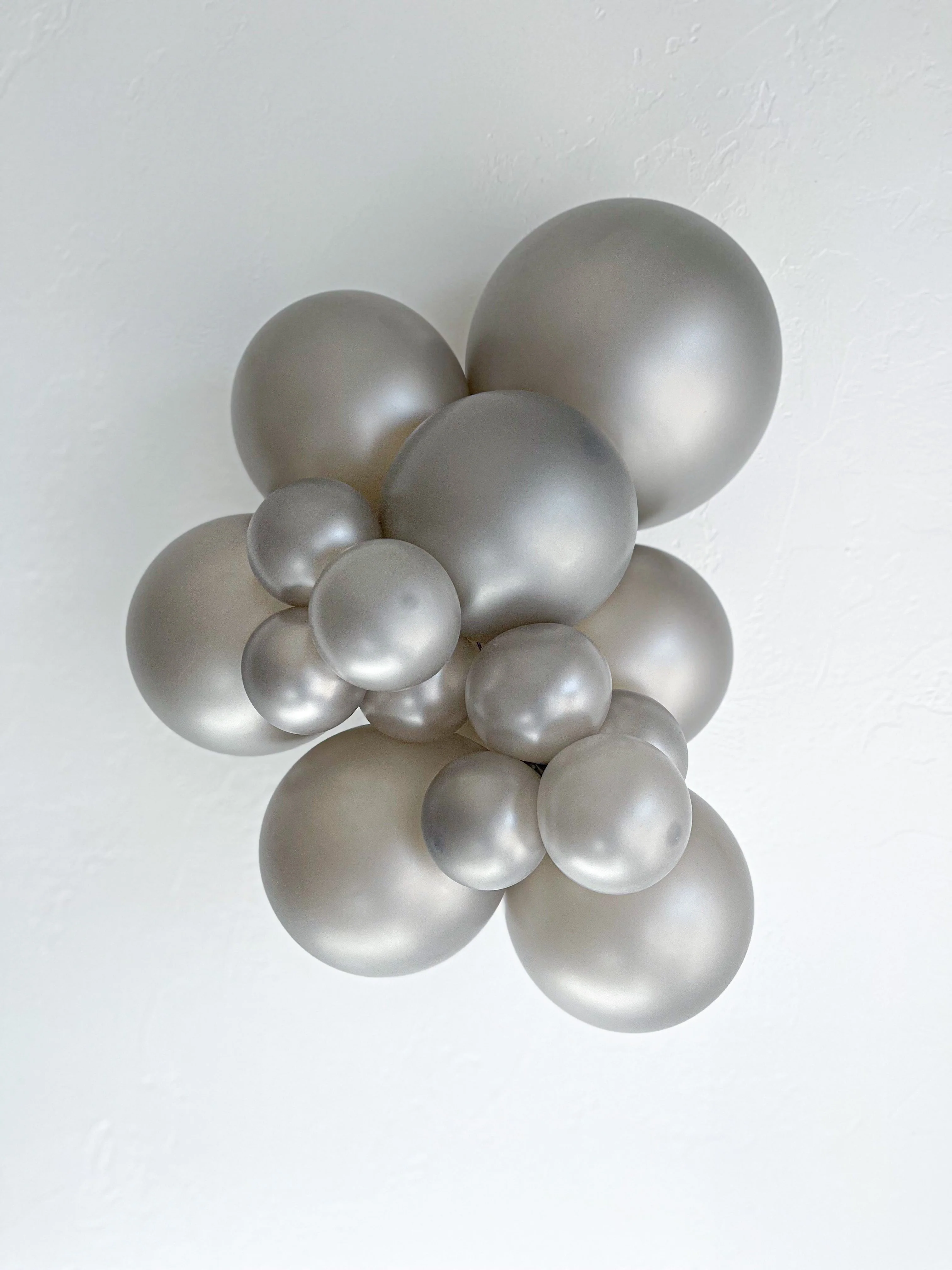 17" Pearl Metallic Silver Tuftex Latex Balloons (50 Per Bag) - Image 3
